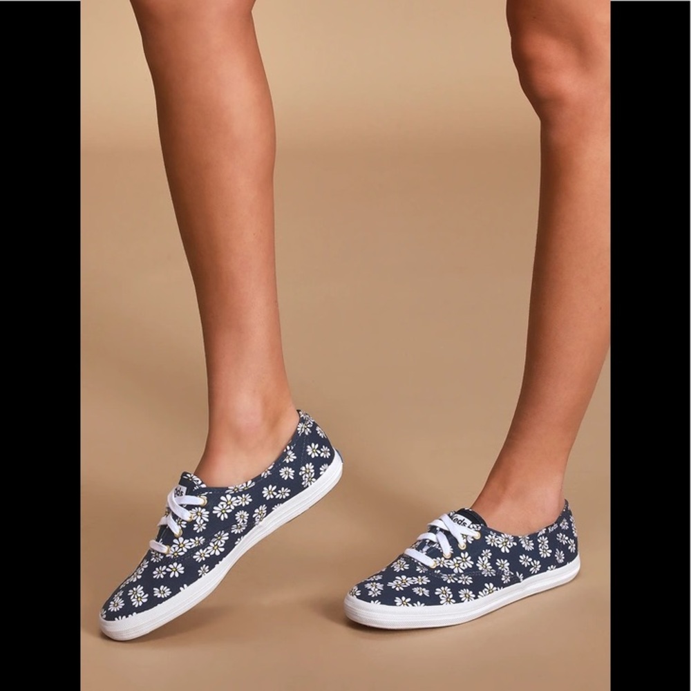 Champion Vintage Daisy Low Top Sneaker In Navy NWT